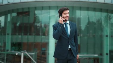Kafkasyalı yetenekli bir proje yöneticisi. Bulanık geçmişiyle şehirde yürürken telefonla konuşuyor. Akıllı telefon kullanan yetenekli bir işadamı bulanık geçmişi olan bir proje yöneticisiyle konuşuyor. Sevinçli..