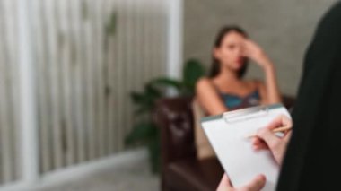 Savunmasız, stresli, genç bir hasta, ofisteki zihinsel tedavi sırasında duygusal travma, endişe ve akıl hastalıklarını psikiyatriste aktarıyor. Psikolojik danışma seansı. Düzenle