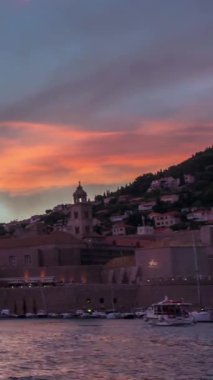 Hırvatistan 'ın eski Dubrovnik kentinin tarihi duvarı. Hırvatistan 'ın önde gelen tatil beldeleri. Dubrovnik eski kenti 1979 yılında UNESCO Dünya Mirasları Listesi olarak listelendi..