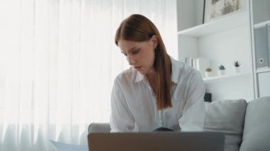 Stresli genç bayanın kredi kartı borçlarıyla ilgili mali sorunları var. Kötü kişisel para ve mortgage ödeme yönetimi krizinden korunmak için. Kadınlar aşırı harcama yüzünden finansal iflastan endişe ediyorlar.