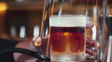 Viski kokteyli sunumunda dumanlı dumanlı dumanlı içki servisi yapan kırpılmış el barmeni içecek tezgahında özel, lezzetli, yaratıcı bir reklam içeceği öneriyor. Vinosity.