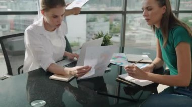 Profesyonel iş adamı akıllı yatırımcılara finansal grafiğini sundu. İşletme ekibinin birlikte çalışması, beyin fırtınası yapması, fikir paylaşması...