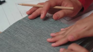 Yavaş çekim kapanış mimarı ve iç mimar. İç mekan tasarımı için tekstil malzemesi ve renk paletinden sunum yapıyor. Müşteri denetimi ve denetimine dayalı. Değiştirilmiş