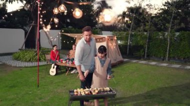 Aile birlikte bahçede kamp kurar, baba ve kız aile bireyleri için ızgara yapar. Doğayla iç içe olmak için açık hava kamp aktiviteleri ve genç nesil çapraz kuşaklarla zaman geçirmek için. Uyumsuzluk.