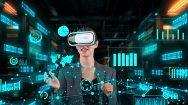 Kadın muhabir, VR 'nin gelecekteki küresel yenilik iş arayüzü dijital bilgi ağı teknolojisi görsel hologram animasyonunun pazar veri grafiği analizini dağıttığı haberini sunuyor. Kısıtlanma.