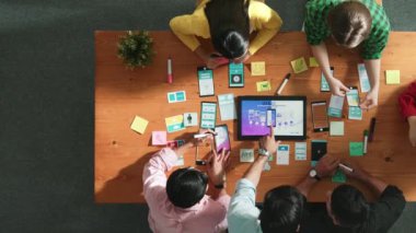 Cep telefonu arayüzü için Ux ui tasarımı hakkında yazılım geliştiricisinin üst görünümü. Programcı beyin fırtınası ve tablet akıllı yazılımı görüntüleyerek kablo prototipi planlama. Cemaat.
