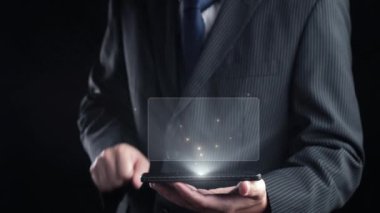 İş adamı, tahminsel büyük veri modellerinden gerçek zamanlı analizlere uzanan eğilimleri ve görüşleri ortaya çıkarmak için veri analizlerini derinlemesine inceleyerek, veri güdümlü kararların analitik endüstrileri UUID 'ye nasıl yönlendireceğini öğrenir