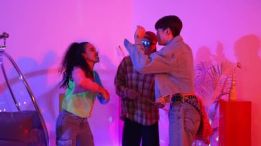 Profesyonel break dansçı neon ışıkla sokak dansı yapar ve pratik yapar. Kafkasyalı adam enerjik hareketler sergilerken mutlu bir takım hip hop müziğine geçiyor. Mutluluk.