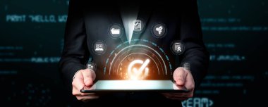 İş adamı, QC ve QA standartlarının karşılandığından emin olmak için katı kalite güvencesi protokolleri uyguluyor. Kalite güvencesi ile sertifikalı ürün mükemmelliğine ulaşmak. FaaS