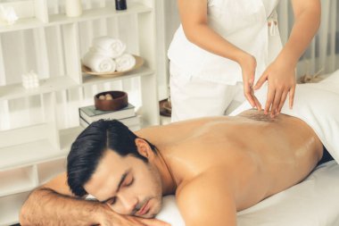 Kafkas erkek müşteri stres önleyici spa masajının keyfini çıkarıyor ve lüks otel veya oteldeki gündüz açık hava ortamında güzellik derisi eğlencesi ile şımartıyor. Sessiz.