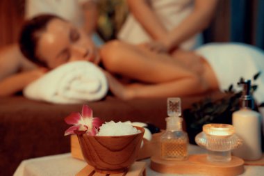Aromaterapi masaj atmosferi ya da spa salonu kompozisyon düzeneği bulanık çifte odaklı dekorasyon mumları ve spa aksesuarları ile tatil köyü ya da otel arka planında aroma spa masajının keyfini çıkarıyorlar. Sessiz.
