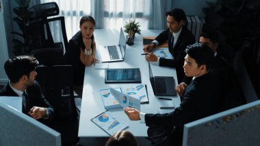 Pazarlama ekibi analisti borsa yatırımı yaparken çeşitli iş adamlarının en iyi görüşü pazarlama fikri. Bir grup yetenekli proje yöneticisi problemleri çözüyor ve paylaşım planı yapıyor. Müdürlük.