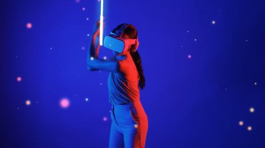 VR gözlük takan Esport oyun oyuncusu golf sahası hologramı dijital fütüristik teknoloji sanal gerçeklik dünyasını bağlayan mavi neon arka planı izole etti. Halüsinasyon.