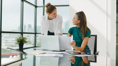 Yetenekli iş kadını, mali stratejiyi tartışırken stresli görünüyor. Zeki iş adamlarının beyin fırtınası yapması, danışman satış planı, gerilimli istatistiksel dokümanları kullanarak fikir. İzleme