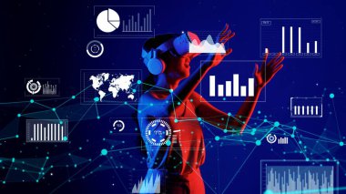 VR araştırması yapan bir kadın, dünya finans ve iş verileri grafiği analizinde mavi arka planın değiştiğini küresel arayüz dijital bilgi ağı teknolojisi görsel animasyonunu yüklediğini rapor ediyor. Halüsinasyon.