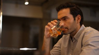 Akıllı adam tek başına oturmuş kokteyl içiyor. Eski moda bekleme arkadaşları ya da cuma gecesi barda ve restoranda lüks içki tezgahında içki içen bir çift. Vinosity.