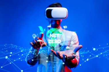 Sürdürülebilirlik simgeleriyle çevrili dijital küre, karbon emisyonlarını azaltma ve çevresel dengeyi sağlama amacını temsil etmektedir