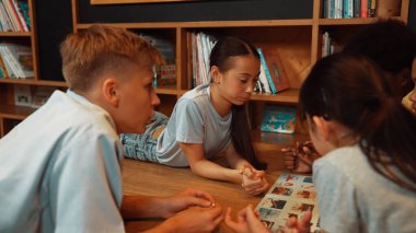 Kafkasyalı bir kız kütüphanede çok kültürlü bir arkadaşıyla kitap okurken aynı deneyimi paylaşıyor. Bir grup mutlu öğrenci kitaptan İngilizce öğrenirken ya da okurken konuşuyor. Öğretim.