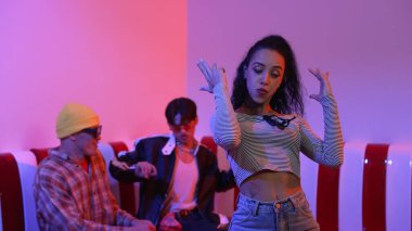 İspanyol dansçı çeşitli arkadaşlar birlikte dans ederken hareket eder. Mutlu profesyonel hipster el sıkışırken aynı zamanda çok kültürlü bir grubu destekliyor ve cesaretlendiriyor. Mutluluk.