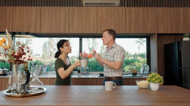 Güzel, yaşlı bir çift mutfakta dans ederken güzel bir olayı ya da haberi kutlamak için müzik dinliyor. Neşeli büyükbaba ve büyükannenin mutlu bir ilişkileri ve aileleri var. Uyumsuzluk.