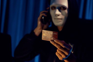 Kredi kartı sahibini arayıp gizli bilgilerle tehdit etmek için beyaz suçlu maskesi. Tüm veritabanları, güvenlik ihlali yapmaya çalışarak şifre şifreleme yapmak için. Bireysel.