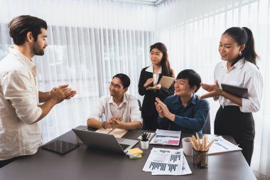 Veri analistleri ofis çalışanlarından oluşan bir ekip, mali, trend ve pazarlama verilerini analiz etmek için iş istihbaratı BI gösterge paneli üzerinde işbirliği yapmaktadır. BI yazılım kullanım sürücüsü iş başarısı. Tedbirli