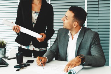 İş adamı yöneticisi, modern işyerinde çalışan iş kadınlarıyla görüşürken işleri kontrol ediyor. Kurumsal iş adamları konsepti. uds