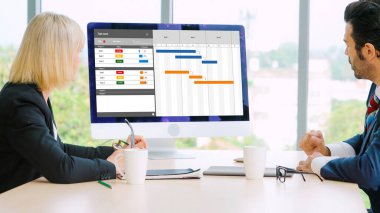 Ekip projesinin zaman çizelgesini gösteren bilgisayar ekranında, modern iş projesi yönetimi için proje planlama yazılımı