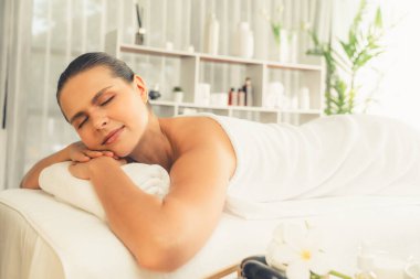 Kafkasyalı kadın müşteri stres önleyici spa masajının keyfini çıkarıyor ve lüks otel ya da oteldeki gündüz açık ortam güzellik salonunda güzellik teniyle eğleniyor. Sessiz.