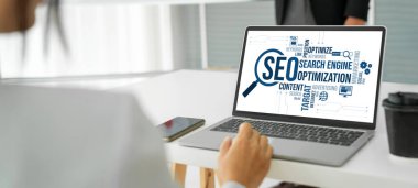 Model e-ticaret için SEO arama motoru optimizasyonu ve bilgisayar ekranında gösterilen çevrimiçi perakende işi