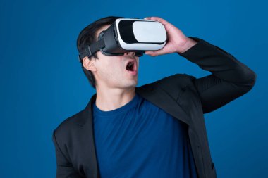 İlginç iş verilerine metaevreni bağlamak isteyen VR kulaklık takan profil işadamının heyecan verici profili, meta finansta sanal gerçeklikte mavi arka plan fütüristik teknolojisini izole etti. Entrika.