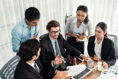 Modern ofis ortamında çalışan çeşitli etnik gruplardan çeşitli iş adamları. Üretken ve çok ırklı ofis çalışanları stratejik ticari pazarlama konusunda tartışmaya giriştiler. Çok titiz.