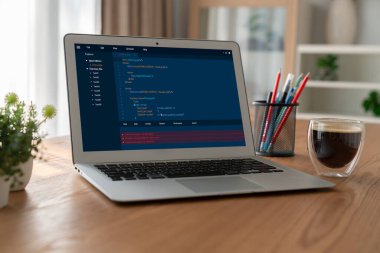 Model uygulama ve program kodlaması için bilgisayar ekranında yazılım geliştirme programlama
