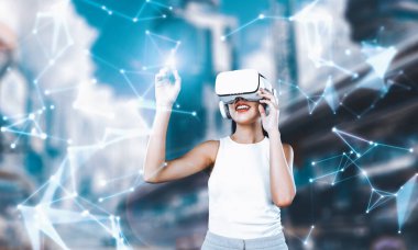Kadın standı beyaz VR kulaklık takıyor ve beyaz kolsuz bağlantı metaverse, gelecekteki teknoloji siber uzay topluluğu yaratıyor. Sanal gerçekliğin işaret parmağı hologram nesnesini kullanıyor. Halüsinasyon.
