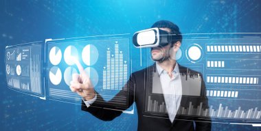 Yetenekli iş adamı görsel gerçeklik gözlüğü kullanarak strateji planlarken veri analizi yapıyor. Profesyonel akıllı yatırımcı sanal gerçeklik gözlüğü takarken finansal grafik hologramını kontrol ediyor. Sapma.