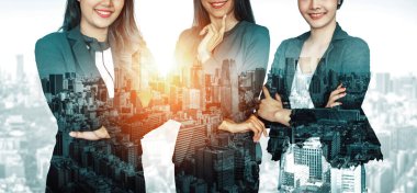 İş ortaklığı anlaşmasının başarısını gösteren birçok iş adamı konferans grubu toplantısının arka plandaki görüntüsü. Takım çalışması, güven ve anlaşma kavramı. uds