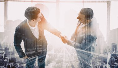 İş adamlarının arka plandaki belediye binasında el sıkışması ortaklık anlaşmasının başarısını gösteriyor. Kurumsal takım çalışması, güven ortağı ve iş anlaşması kavramı. uds