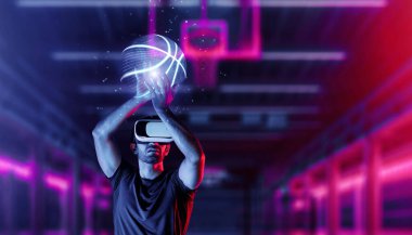 Kafkas sporcusu neon spor stadyumunda basketbol oynarken gündelik kıyafet ve sanal gerçeklik gözlüğü takıyor. Sporcu arenasında dururken elinde basketbol hologramı tutan bir sporcu. Sapma.