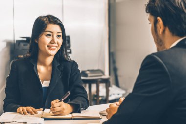İnsan kaynakları bölümünden bir iş kadını, özgeçmiş belgesini incelerken iş başvurusu için iş adamı adayıyla görüşme yapıyor. Çalışanların işe alım konsepti. uds