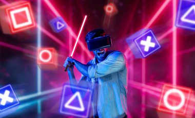 Sanal gerçeklik gözlüklü enerjik bir adam müzik engelli neon bir kılıç kullanıyor. Kılıç tutarken oyun oynayan yetenekli bir insan neon şehir arka planıyla metaevrene girer. Geçmişi bulanıklaştırıyor. Sapma.