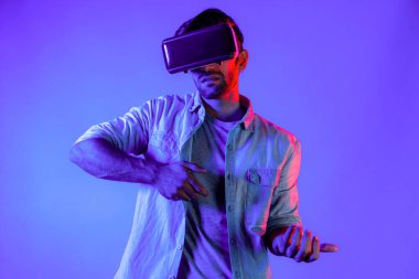Kafkasyalı zeki bir adam VR gözlük takıyor ve hareket eden bir jest silahı taşıyor. Oyuncu, gelecekteki sanal gerçeklik kulaklığını ya da gelecekteki yenilikleri kullanarak meta dünyaya giriyor ya da aksiyon oyunu oynuyor. Sapma.