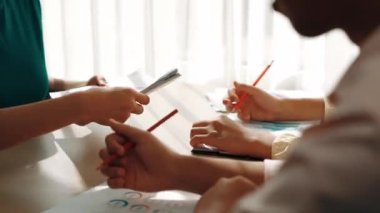 Girişimci şirket çalışanları birlikte çalışır, finansal veri raporlama ve planlama stratejisi, panorama videosundaki yaratıcı iş başarısı için pazarlama içeren renkli BI gösterge panelini analiz eder. Sinerjik