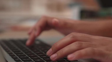 Çalışma masasında bilgisayarını kullanarak yavaş çekimde yakın plan iş arkadaşlarının ya da iş arkadaşlarının bulanık arka planında. Ofis çalışanı klavye çalarken toplantı yapmak ya da beyin fırtınası yapmak. Değiştirilmiş