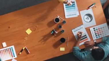 Yapışkan notlar üzerine yönetici yazma fikrinin en üst görüntüsü ve web tasarımı hakkındaki fikri açıkla. Profesyonel pazarlama ekibi ya da programcı renk paletli tablete bakarken beyin fırtınası fikri. Sempozyum.