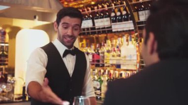 Lüks barlarda içki hazırlayan akıllı barmenlere odaklanırken aynı zamanda canlı ışıklandırma atmosfer şişesi ve bar arka planındaki VIP müşterilerle canlı sohbetler. Vinosity.