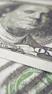 Ofis masasında 100 dolarlık kağıt para yığını. Maliye ve para ödemesi kavramı.