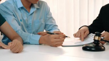 Çiftler boşanma davası açıyor ve ayrıldıktan sonra mülkleri bölüşmek için hukuk firmasından yardım istiyorlar. Anlaşma görüşmesinde avukatın yükümlülükler sözleşmesi yardımı. Ağır çekim. Katı.