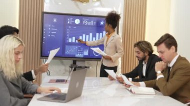 Ofisteki sunum ya da analist ekibiyle süs toplantı odasında mali verileri analiz etmek için BI Fintech 'i kullanın. İş adamları stratejik planlama için TV ekranında BI gösterge panelini analiz ediyor