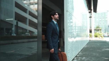 Terfiyi kutlamak ya da sokakta yürürken iyi haberler almak için yürüyen ve dans eden yetenekli bir iş adamı. Yetenekli proje yöneticisi ya da lider aşırı sevinç duygularını ifade ediyor. Sevinçli.