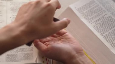 Yavaş çekimde kutsal haçı diğerine teslim etmek Katolik inancı dönüşümünün bir göstergesidir. Hristiyan takipçi diğerini dönüştürüyor. Aşkın ve fedakârlığın sembolü olarak haç ve İncil 'i veriyor. Filizlenen